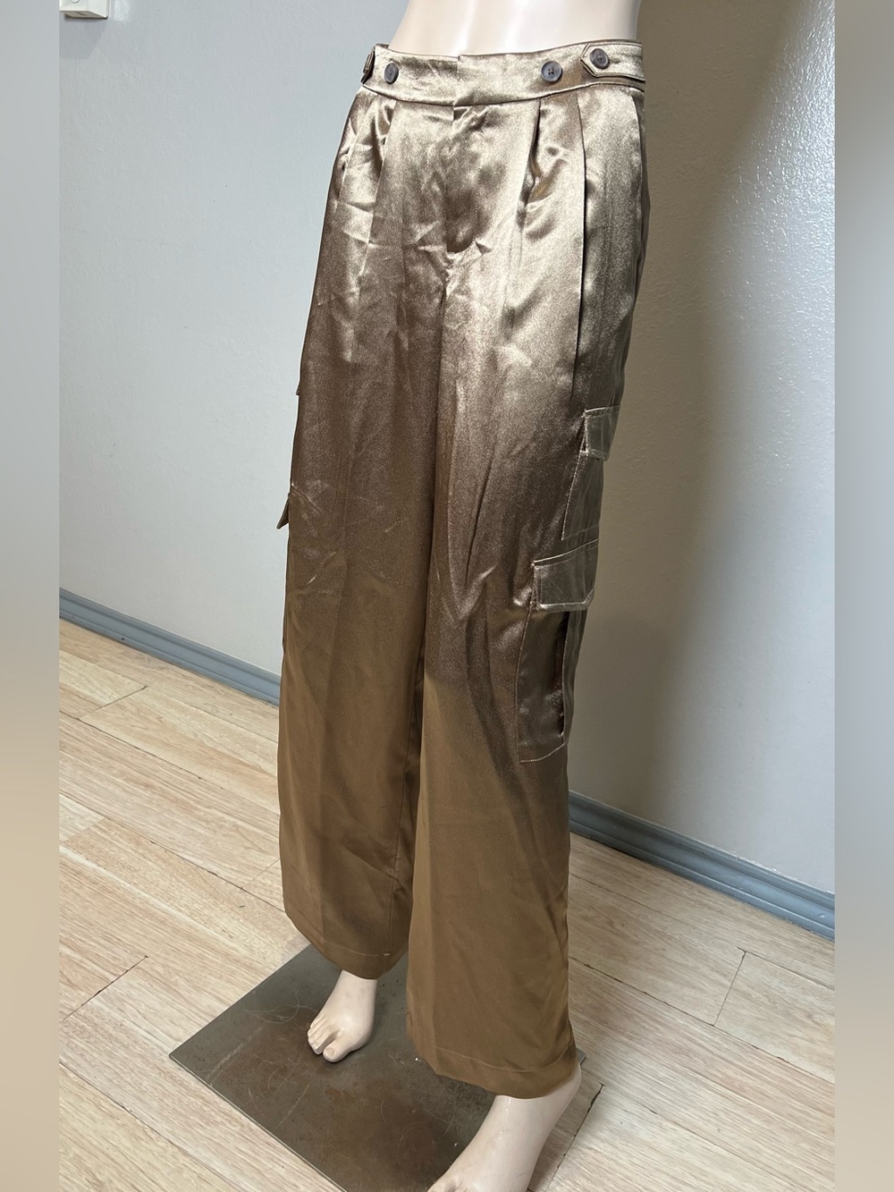 Satin Metallic Cargo Wide-Leg Pants - Shimmery gold almost green